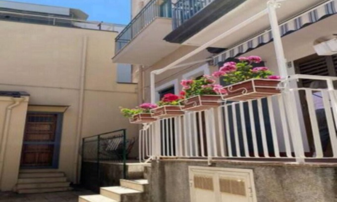 Aci Trezza House | Independent holiday home 5 minutes from the seafront and the centre.n