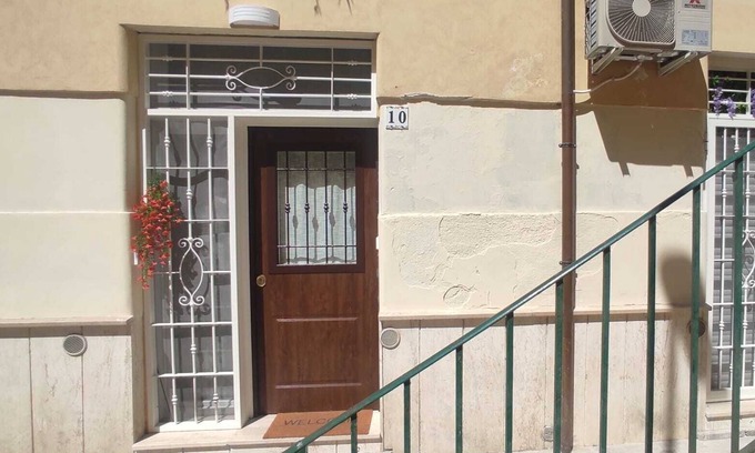 Quartiere XVII Trieste Apartment | Independent three-room apartment near the Colosseum Metro station-Domus in Rome