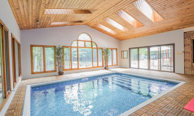 Bobcaygeon Villa | Indoor heated pool, Games room, Yoga, Privacy, Fire Pit, 7 bedrooms, Starlink