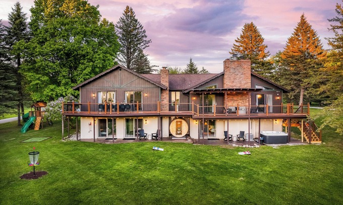 Bellaire House | Indoor/Outdoor Pools.Jacuzzi. Sauna. Arcades. Game Room. Golf. Ski. Boat. Beach.