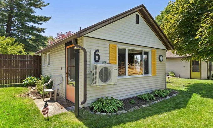 Chippewa Lake Cabin | Indoor Pickleball!—Cozy Cabin for Two
