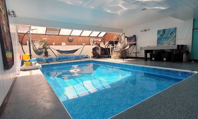 Aylmer House | Indoor pool, hottub & video game room, near beach