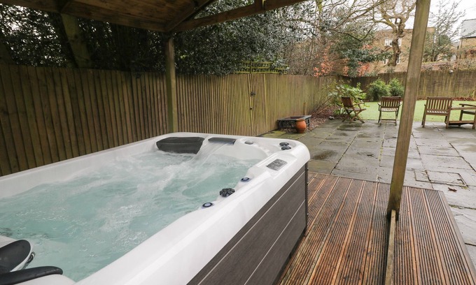 Sheffield Cottage | INDUJA, family friendly, with hot tub in Dore