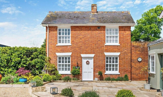 Toppesfield Cottage | Indulge in elegance at Toppesfield Hall Cottage: Hot Tub, Tennis, Bike Hire, Relaxation Treatments!