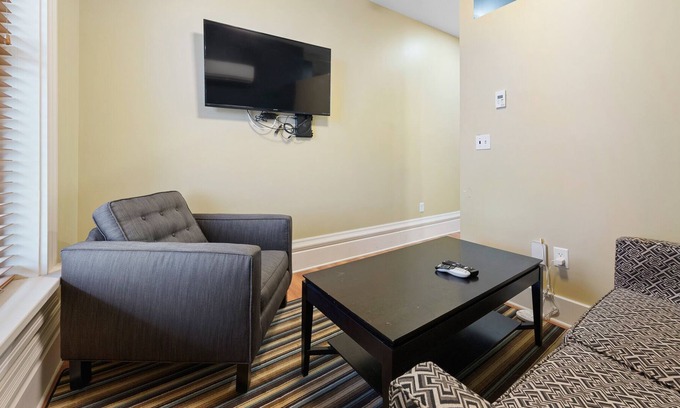 St. Clairsville House | Indulge in the Exquisite Charm of the remodeled Abode close to Wheeling 201