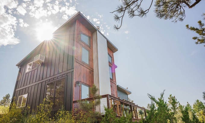 Billings House | Industrial Loft @ Old Pine Retreats