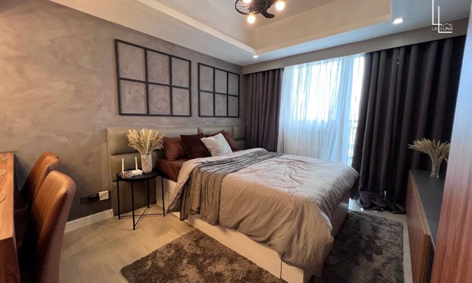 San Fernando Condo | Industrial-Themed Studio with Mt. Arayat View, Instax, Netflix & Karaoke