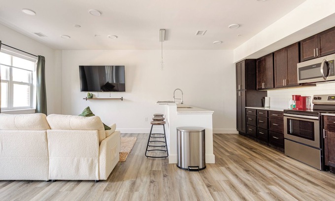 Old Northside Apartment | Indy Hideaway: Cozy 1BR w/King bed and Free Street Parking.