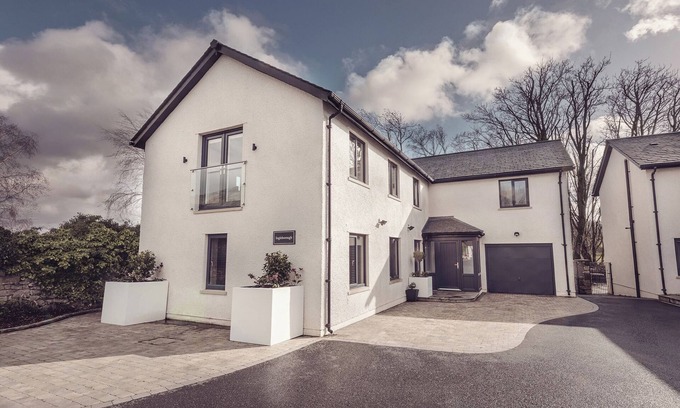 Kirkby Lonsdale House | INGLEBOROUGH, pet friendly, with hot tub in Kirkby Lonsdale