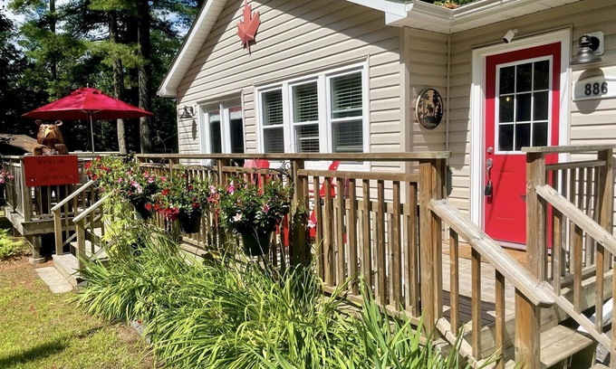Port Sydney Cottage | Inn The Moment: A Bright and Cozy Getaway in the Heart of Muskoka