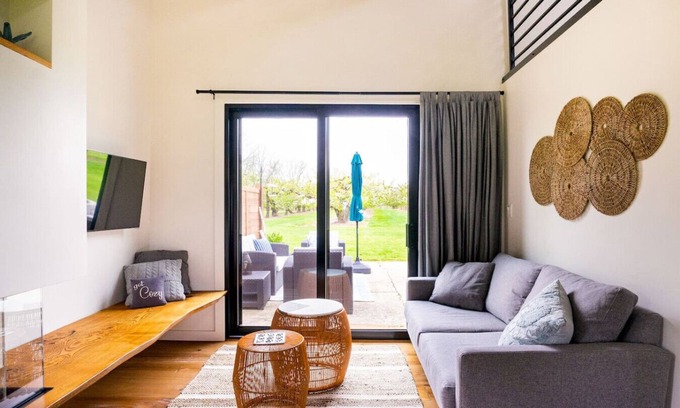 Lincoln Apartment | Inn The Orchard, Modern Cottage, private Hot Tub