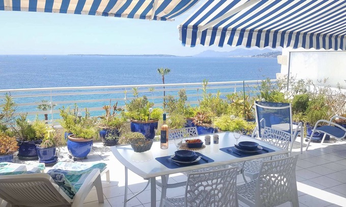 Juan-les-Pins Apartment | INOUBLIABLE ! 2 p SEAFRONT, 50m2 TERRACE Private parking, air-conditioning;