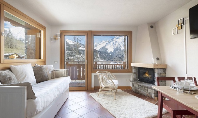 Villa Dalegno Apartment | InstaView - One Bedroom Apartment, Sleeps 4