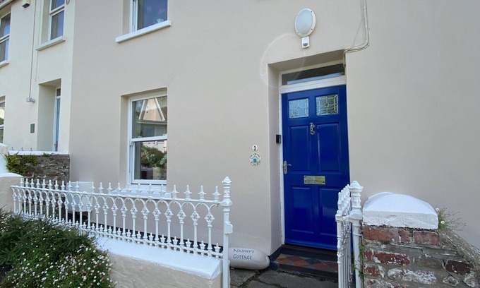 Instow Cottage | Instow period cottage, sleeps 6, close to beach, dog friendly