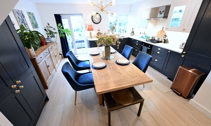 North Richmond House | Interior designed large 3 bedroom house with parking near Richmond station