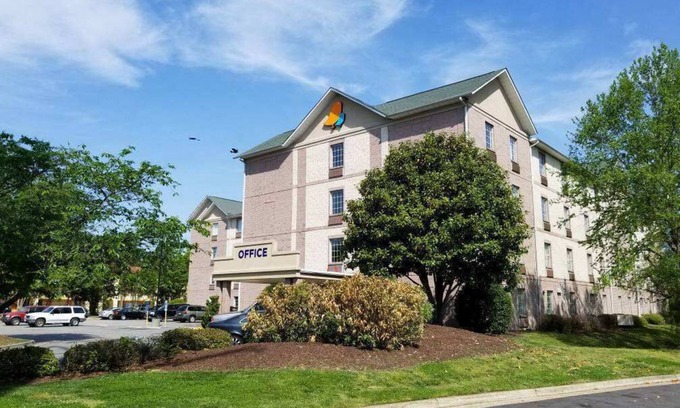Hampton Hotel | Intown Suites Extended Stay Select Hampton