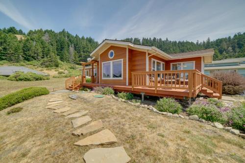 Manchester House | Inviting Manchester Home with Hot Tub Near Beach!