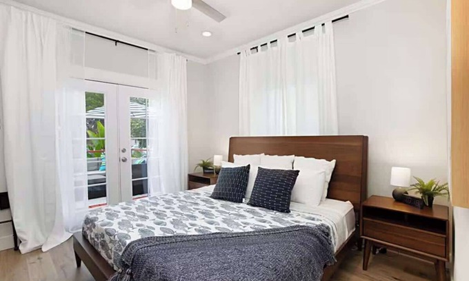 Coronado House | Iris Suite - Walk to Shops, Dining & Ferry Landing