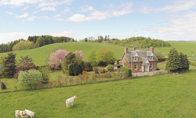 Kirriemuir Cottage | Islabank Farmhouse - SAAP