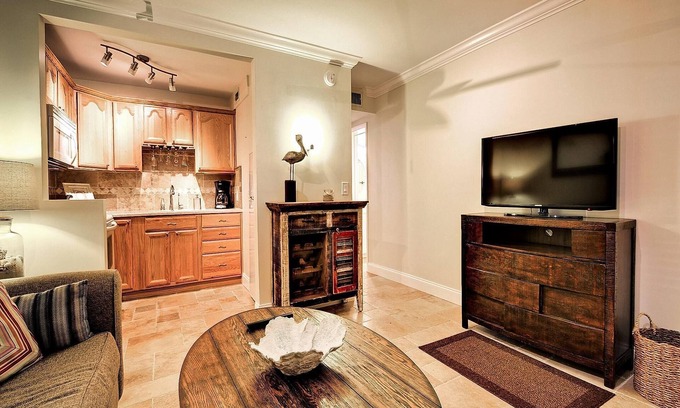 Island Estate Condo | Island Flat 103 Charming Condo