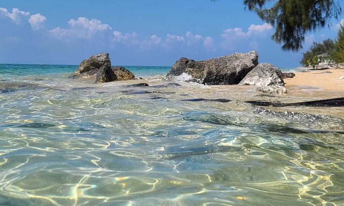 Coral Harbour House | Island getaway along the beach front! Wi-Fi, Beach , Kayaks, Cycling,Restaurant