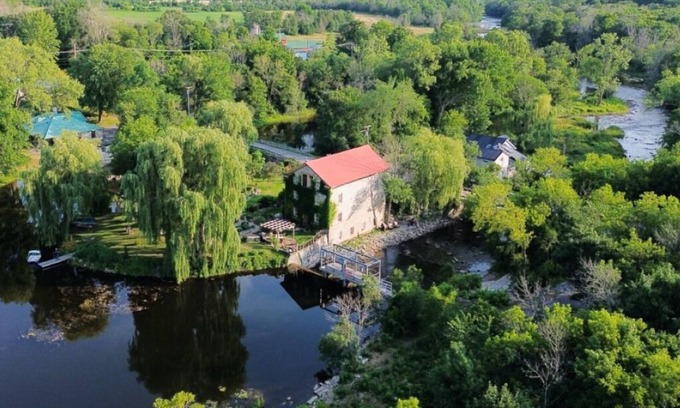Tyendinaga House | ISLAND MILL GETAWAY-THE WATERFALL RETREAT-PRIVATE ENTRANCE-HOT TUB-BOATS-BIKES