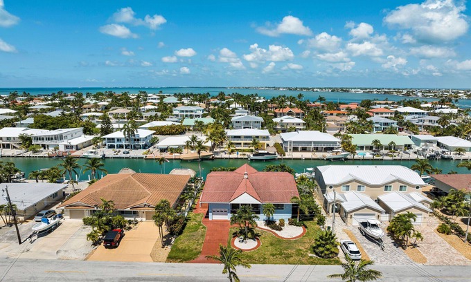 Coury House | Island Paradise-large 2 bedroom/2 bath SFH with Cabana club and 75ft of dockage