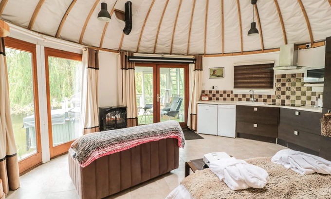 Beckford Cottage | ISLAND YURT, pet friendly, character holiday cottage in Beckford