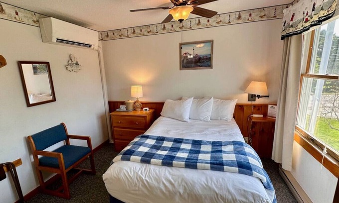 Trenton Apartment | Isleview Gallery Rm 14 - 10 min to Acadia!
