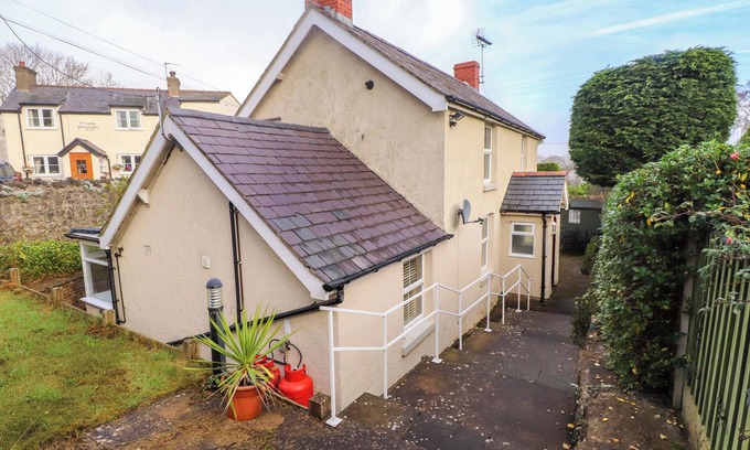 Llandudno Junction Cottage | ISLWYN, family friendly, with a garden in Llandudno Junction