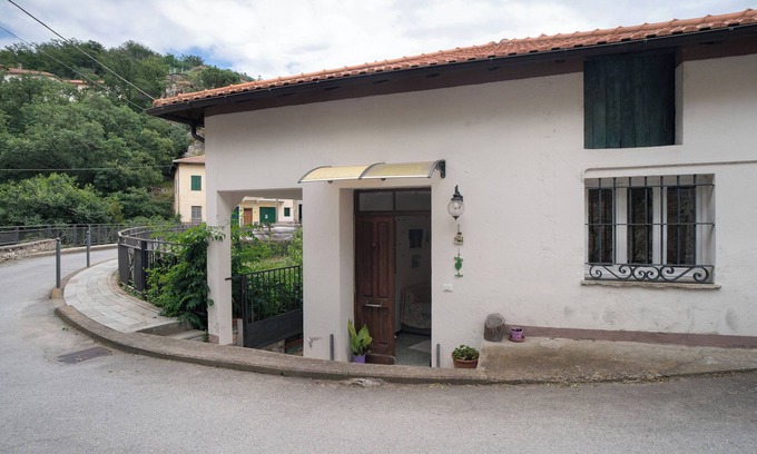 Castelvecchio di Rocca Barbena Apartment | Apartment 'Al Frantoio' with Private Garden