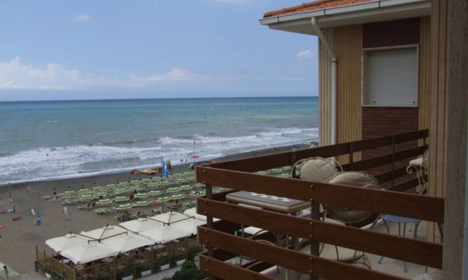 Marina di Castagneto Carducci Apartment | Le Finestre - One Bedroom Apartment, Sleeps 5