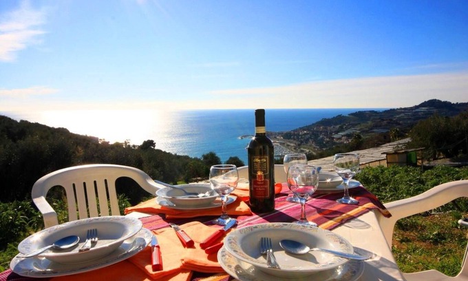 Poggi Apartment | Flat with sea view and garden | V31