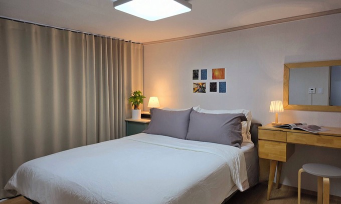 Sindang-dong House | It's a kozy stay where you feel K-culture including traditional Korean markets.