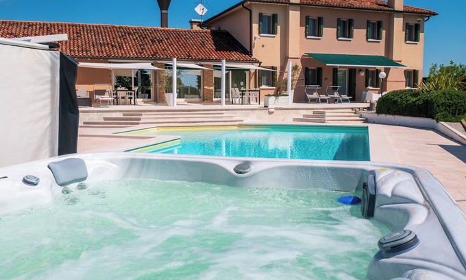 Cavarzere Apartment | TULIP Luxury Apt in Villa, Patio, Pool, Hot Jacuzzi, A/C, WiFi, Gym, Sauna