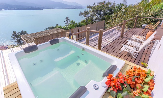 Portinho Apartment | Italian panoramic penthouse suite and hill 12 minutes from the beach, we accept pets!