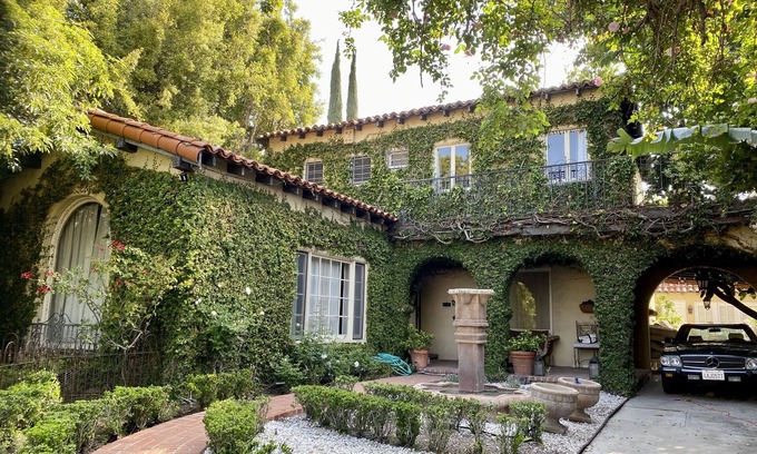 Greater Wilshire - Hancock Park House | Italian Villa in Hancock Park w Guest House, Pool and garden