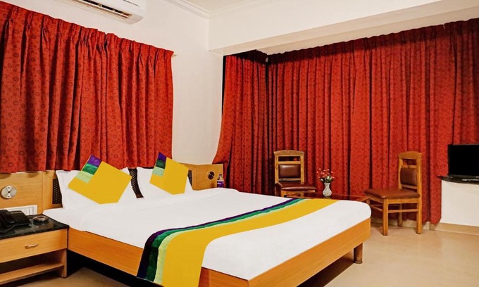 Aundh Hotel | Itsy Hotels Crown Inn