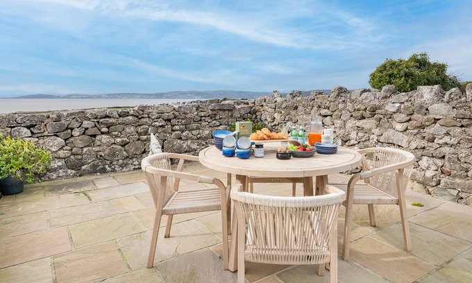Silverdale House | Ivy Cottage, luxurious retreat with hot tub!