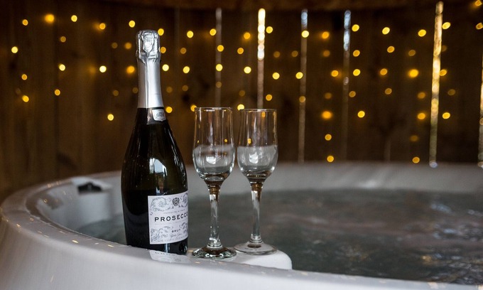 Little Malvern Cottage | Ivydene - Luxury Cottage with Covered Hot Tub and Log Burner.
