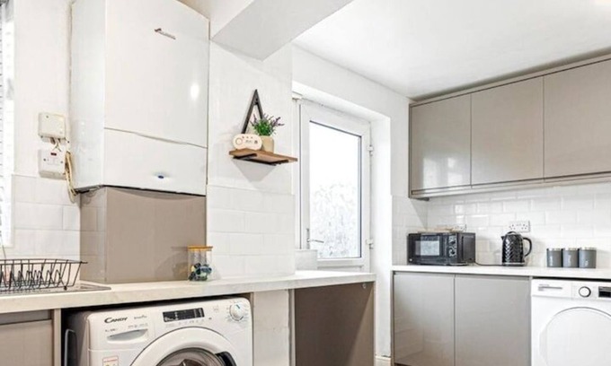 Wolverhampton Apartment | J.R.R STAYS - WV12 3-bedroom, and Wi-Fi