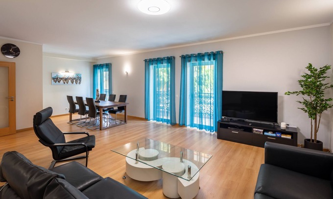 Olhao Apartment | Jacaranda Apt.3 bed 3 bath.ROOFTOP POOL. A/C, heating. Lic.# 89195/AL