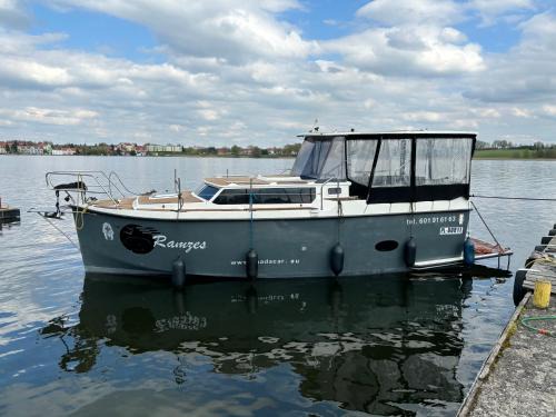 Ryn Boat Rental | Jacht motorowy Calipso 750