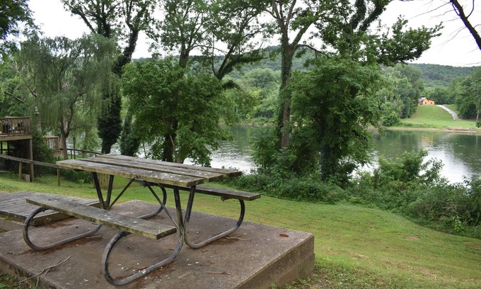Boswell Hotel | Jack's White River Fishing Resort