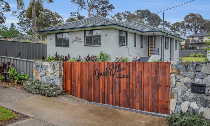 Eden Cottage | JackEllie Lodge - Pet Friendly and fenced