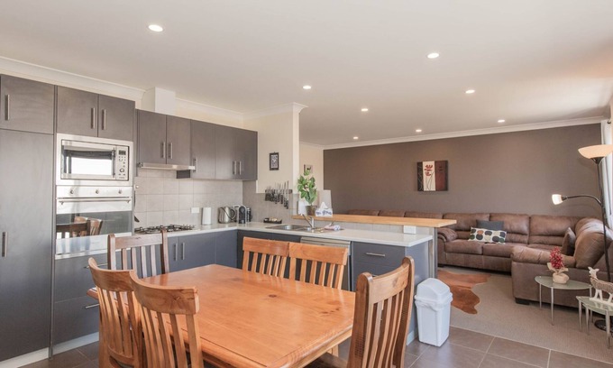 Jindabyne House | Jackson Hole 3 - 3/123 Gippsland Street