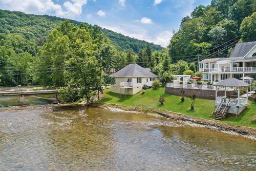 Covington House | Jackson River Estate Cozy Cottage on the River