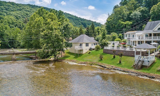 Covington House | Jackson River Estate Cozy Cottage on the River