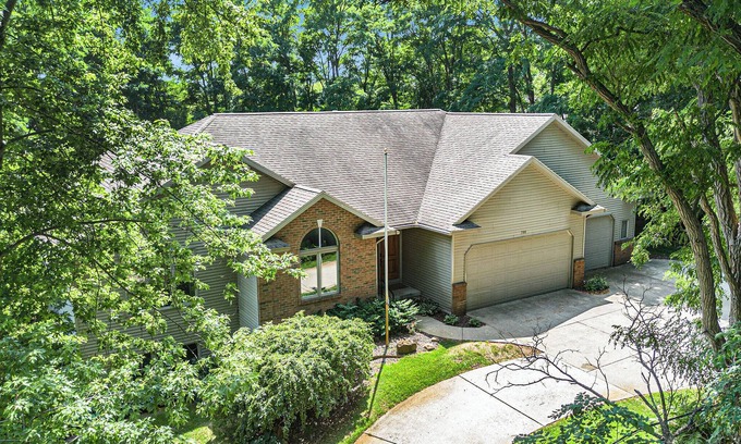 Grandville House | Jackson Woods: Experience Fall Colors in Comfort and Style