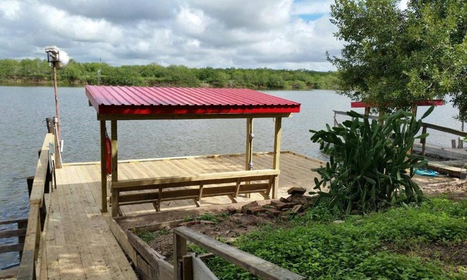 Rio Hondo House | Jade - House Rental w/ Fishing Pier & Boat Dock